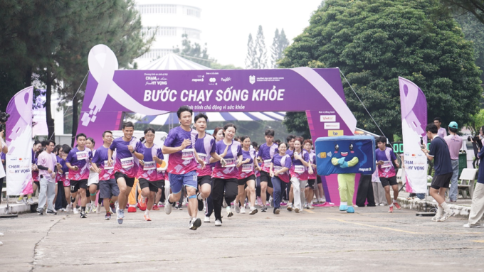 Sinh viên ĐH Ngân Hàng tham gia chương trình Bước chạy sống khoẻ. Ảnh: BTC