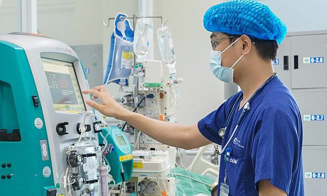 Bác sĩ Dũng điều trị cho một bệnh nhi đuối nước. Ảnh: Bệnh viện cung cấp