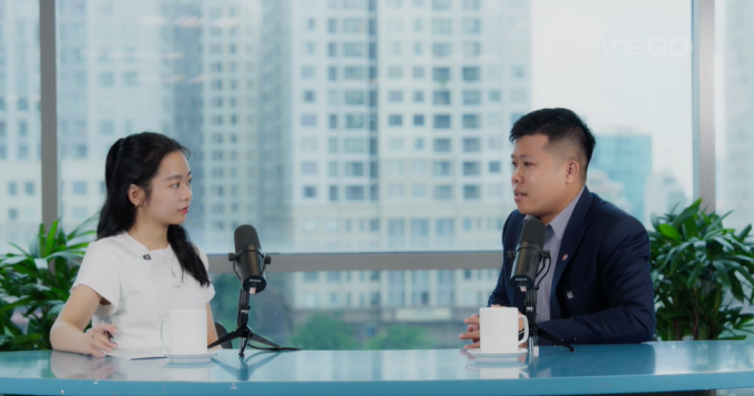 Ông Võ Văn Huy (phải) chia sẻ về chiến lược đầu tư chứng khoán trong chuỗi podcast Tài chính cá nhân trên VnExpress. Ảnh chụp màn hình