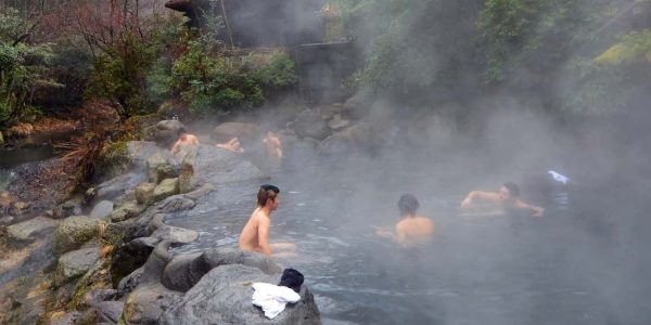 Lần đầu tắm onsen khỏa thân ở Nhật: Khách nữ lo lắng