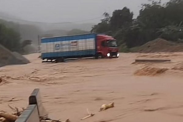 Ngập lụt và vết nứt trên cao tốc La Sơn – Hòa Liên: Tin mới nhất