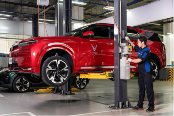 VinFast hỗ trợ xe ngập lụt cho chủ xe miền Trung