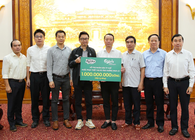 Chủ tịch UBND thành phố Huế Phan Thiên Định cùng lãnh đạo thành phố đã tiếp nhận khoản hỗ trợ 1 tỷ đồng từ Carlsberg Việt Nam, nhằm sẻ chia khó khăn và giúp người dân Huế khắc phục thiệt hại do mưa lũ gây ra. Ảnh: Carlsberg Vietnam