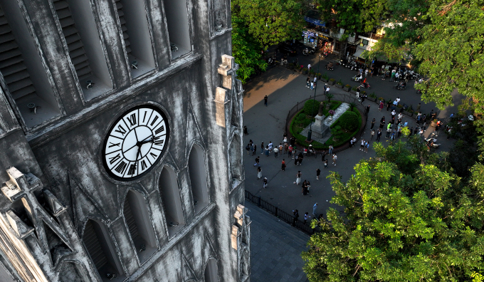 Du khách đổ đến tham quan và vui chơi trước cửa Nhà thờ Lớn Hà Nội vào mùa thu. Ảnh: Ngọc Thành