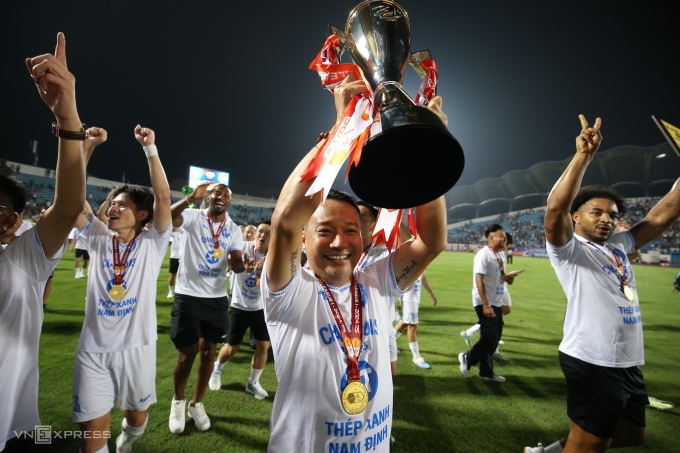 HLV Vũ Hồng Việt nâng cup vô địch V-League 2024-2025, sau trận Nam Định thắng Hà Tĩnh 1-0 ở vòng 26, trên sân Thiên Trường, Nam Định ngày 22/6/2025. Ảnh: Hiếu Lương