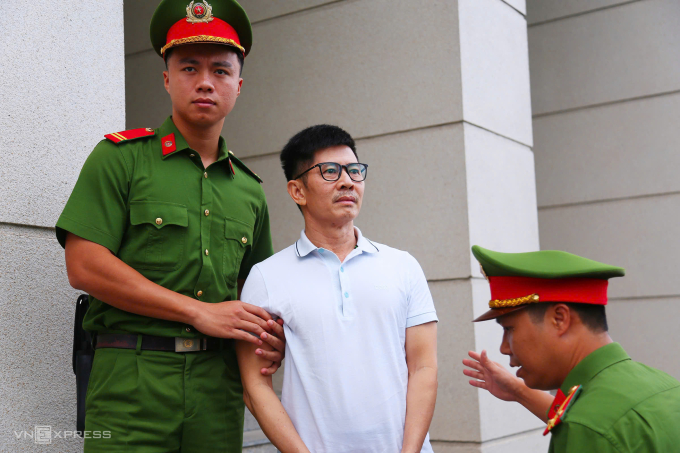 Nguyễn Duy Hưng, cựu Chủ tịch HĐQT Tập đoàn Thuận An, bị dẫn giải tới TAND Hà Nội, chiều 18/9. Ảnh: Phạm Dự