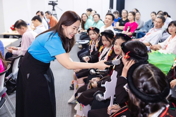 Chị Cao Thị Thanh Mai, Chủ tịch Công đoàn trong một hoạt động vì cộng đồng của doanh nghiệp. Ảnh: Acecook Việt Nam