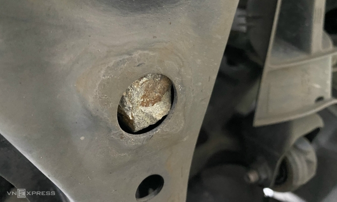 Đá cuội kẹt trong hệ treo của một mẫu sedan sau khi lội qua đường ngập. Ảnh: Hồ Tân