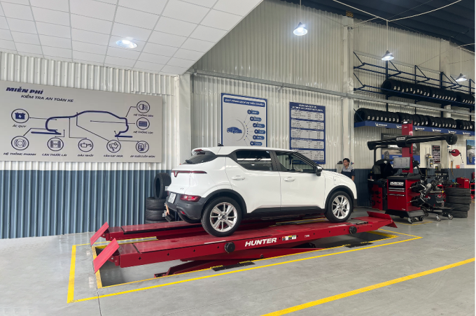 Kiểm tra một mẫu xe điện tại trung tâm Michelin Car Service. Ảnh: Michelin