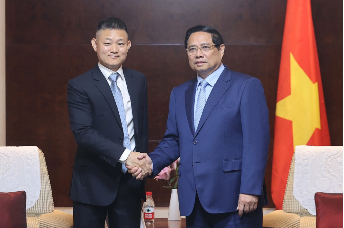Thủ tướng Phạm Minh Chính và ông Vương Gia Trung, Phó chủ tịch cấp cao Tập đoàn Yadea trong chương trình dự Hội nghị thượng đỉnh Tổ chức hợp tác Thượng Hải (SCO) hôm 31/8. Ảnh: VGP