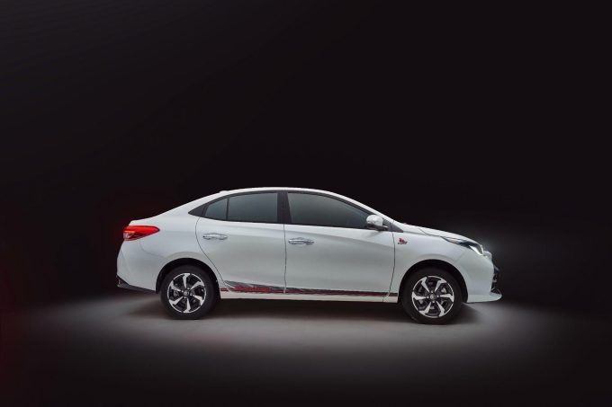 Hông xe có dải decal và logo 30 năm Toyota Việt Nam. Ảnh: TMV