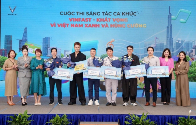 Các tác giả được vinh danh tại lễ trao giải cuộc thi. Ảnh: VinFast