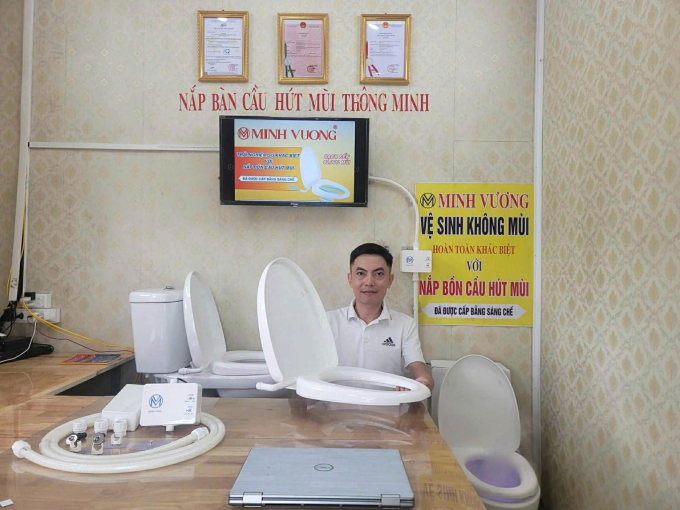 Đại diện thương hiệu giới thiệu sản phẩm. Ảnh: Minh Vương