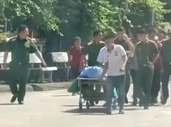 Công an đưa nạn nhân đi khám nghiệm tử thi. Ảnh: Lam Sơn