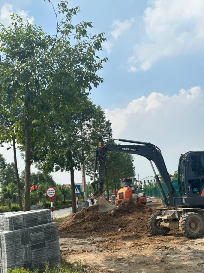 Hiện trạng thi công thêm một số tuyến vỉa hè trên trục chính đường Nam An Khánh. Ảnh: SJ