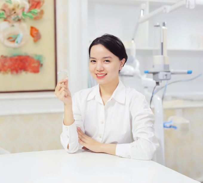 Người đang niềng răng invisalign không lộ khay niềng và mắc cài. Ảnh: Nha khoa Quốc tế Việt Pháp