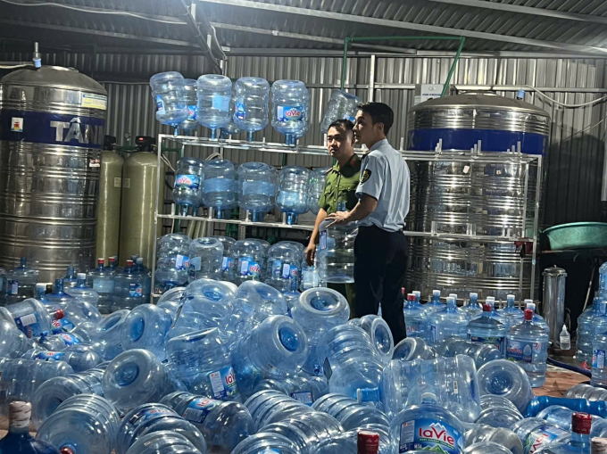 Các vỏ bình được nhóm này mua trôi nổi trên thị trường về rồi rửa sạch để bơm nước lã vào. Ảnh: Công an cung cấp
