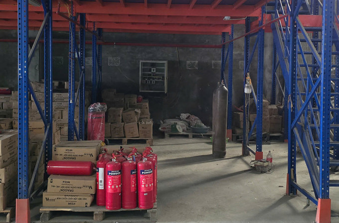 Kho hàng sản xuất các bình chữa cháy giả. Ảnh: Công an cung cấp