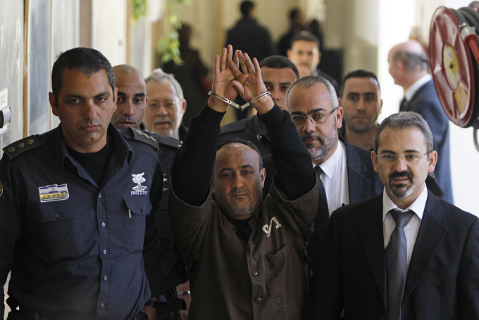 Thủ lĩnh phong trào Fatah Marwan Barghouti (giữa) được áp giải đến tòa án ở Jerusalem hồi tháng 1/2012. Ảnh: Reuters