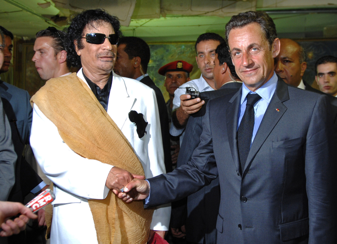 Tổng thống Pháp Nicolas Sarkozy (phải) bắt tay lãnh đạo Libya Muammar Gaddafi tại Tripoli tháng 7/2007. Ảnh: Reuters