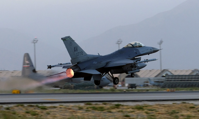 Tiêm kích F-16 Mỹ cất cánh từ căn cứ Bagram năm 2017. Ảnh: Reuters