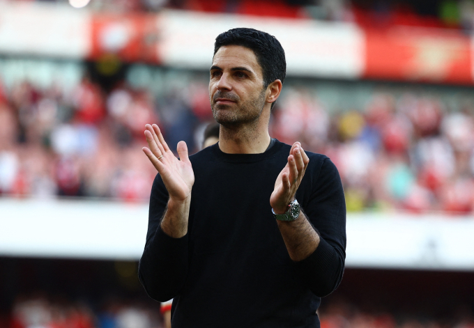 HLV Mikel Arteta vỗ tay tri ân các CĐV sau một trận đấu ở Ngoại hạng Anh, trên sân Emirates, London, Anh. Ảnh: Reuters