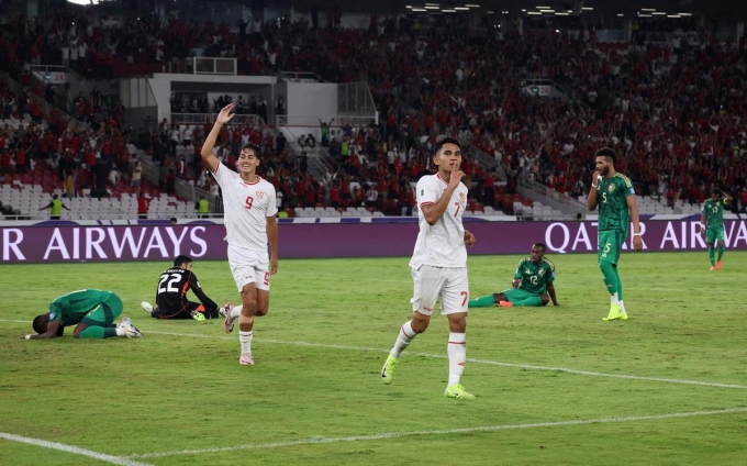 Tiền vệ Indonesia Marselino Ferdinan (số 7) mừng bàn ấn định chiến thắng 2-0 trước Arab Saudi (áo xanh) ở lượt sáu bảng C vòng loại ba World Cup 2026 - khu vực châu Á, trên sân Gelora Bung Karno, Indonesia, ngày 19/11/2024. Ảnh: Starsport