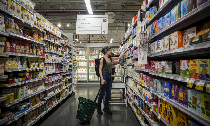 Khách hàng mua sắm tại một siêu thị Whole Foods Market ở New York ngày 23/7. Ảnh: Reuters