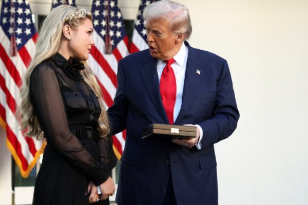 Ông Trump truy tặng Huân chương Tự do cho Charlie Kirk: Tin mới nhất