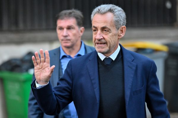 Vệ sĩ theo sát cựu Tổng thống Pháp Sarkozy vào tù