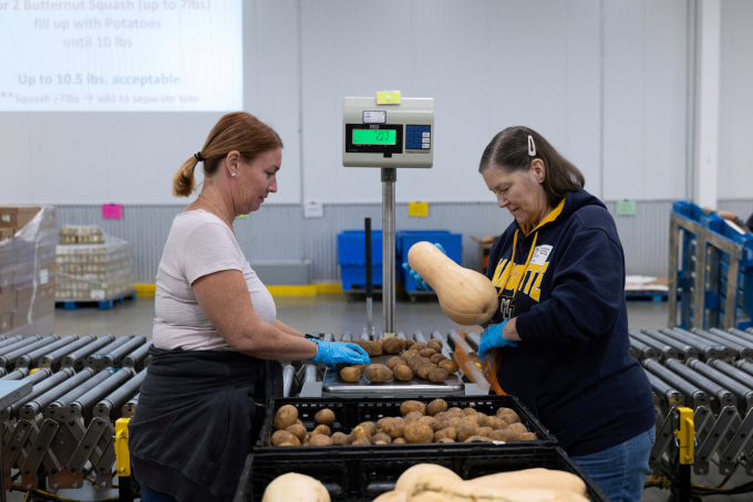Tình nguyện viên Mỹ chuẩn bị bí đỏ, khoai tây tại Ngân hàng Thực phẩm Central Texas ở Austin, ngày 30/10. Ảnh: Reuters