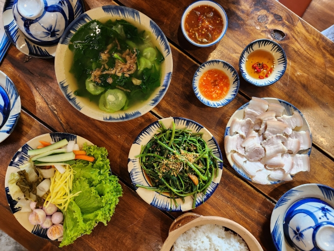 Món Việt dân dã tại một quán ăn ở Nha Trang. Ảnh: Bích Phương