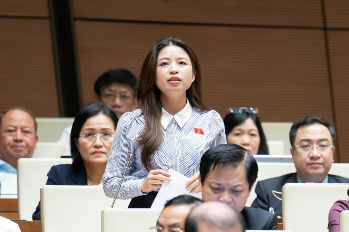 Đại biểu Nguyễn Thị Hà, Giáo viên Trường Trung học phổ thông Hàn Thuyên, tỉnh Bắc Ninh. Ảnh: Cổng TTĐT Quốc hội