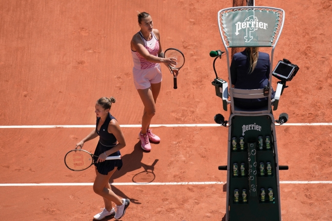 Kostyuk (trái) rời sân sau khi thua Sabalenka 2-6, 3-6 tại vòng một Roland Garros 2023. Ảnh: AP