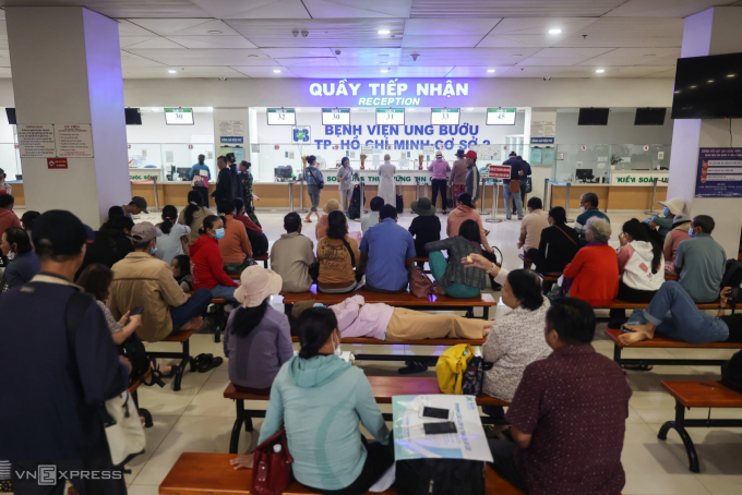 Bệnh nhân xếp hàng chờ khám tại Bệnh viện. Ảnh: Quỳnh Trần