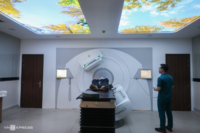 Nhân viên y tế xạ trị cho một bệnh nhân ung thư. Ảnh: Quỳnh Trần
