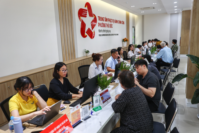 Cán bộ giải quyết thủ tục hành chính cho người dân tại Trung tâm hành chính công phường Thủ Đức, TP HCM, tháng 7/2025. Ảnh: Quỳnh Trần