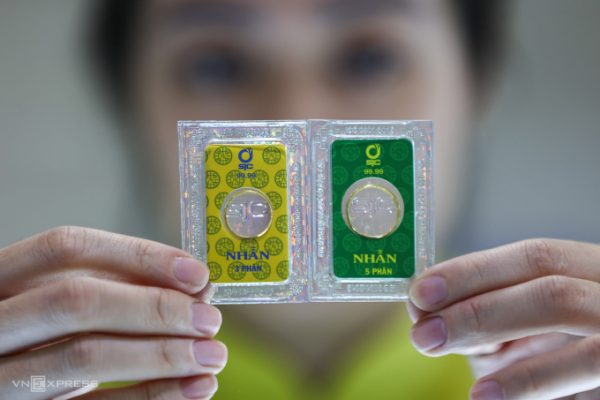 Giá vàng hôm nay: Mỗi lượng giảm 2 triệu đồng