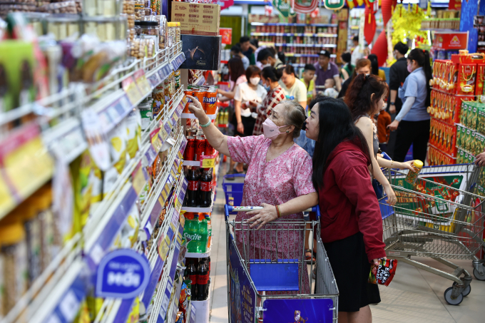 Người dân mua sắm tại siêu thị ở TP HCM. Ảnh: Quỳnh Trần