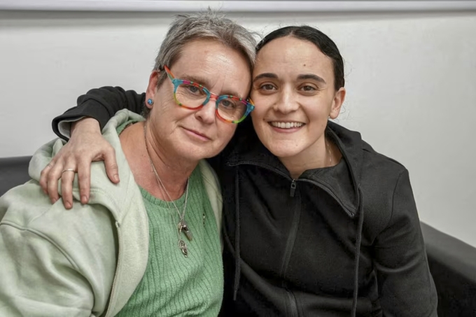 Damari đoàn tụ với mẹ hồi tháng một. Ảnh: AFP