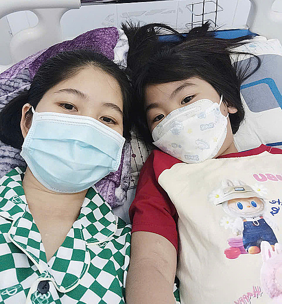 Chị Huyền và bé Trang trên giường bệnh. Ảnh: Gia đình cung cấp