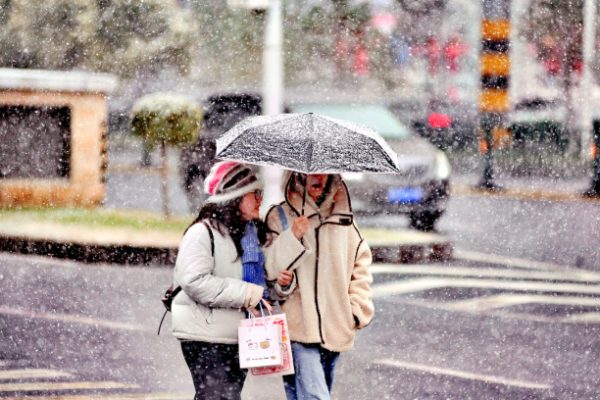 Trung Quốc: Tuyết rơi mùa thu, cảnh quan khác lạ