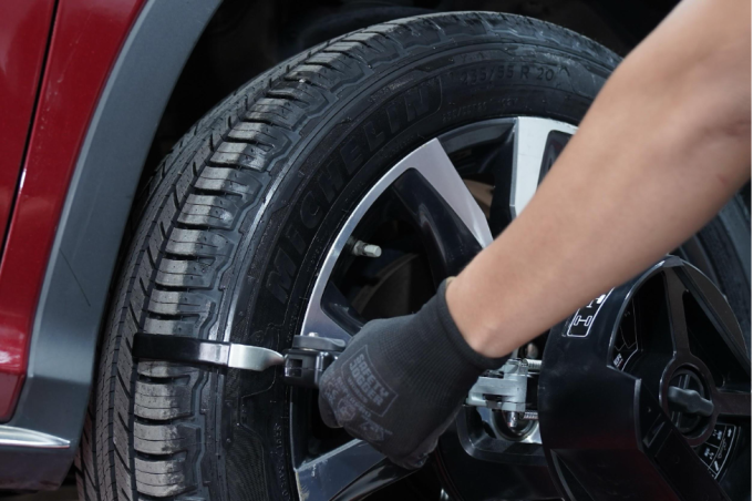 Kiểm tra lốp nằm trong 8 hạng mục kiểm tra an toàn xe miễn phí. Ảnh: Michelin