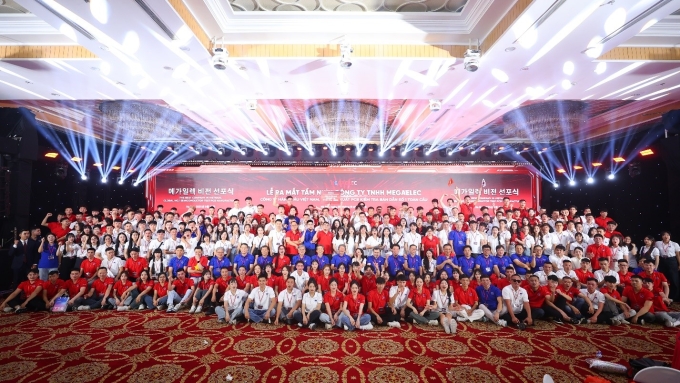 Tập thể MegaElec trong lễ ra mắt Tầm nhìn 2035. Ảnh: MegaElec