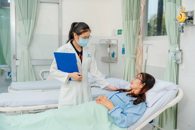 Bệnh nhân được bác sĩ thăm khám tại Bệnh viện Hoàn Mỹ Cửu Long. Ảnh: Bệnh viện cung cấp