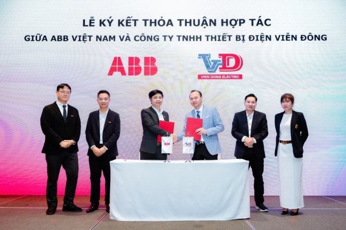 Đại diện ABB và công ty Viễn Đông tại lễ ký hợp tác. Ảnh: ABB