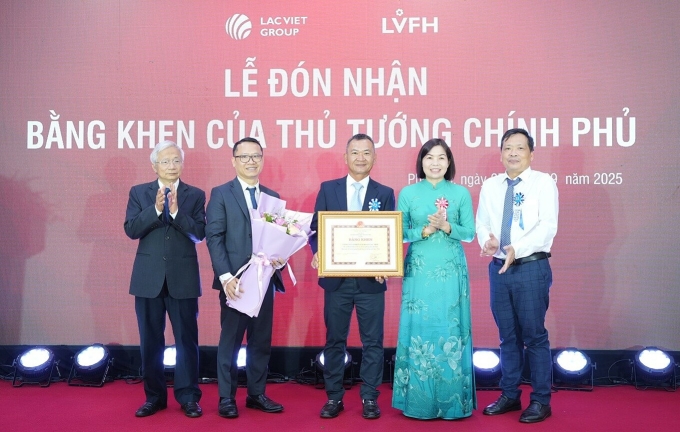 Bà Phùng Thị Kim Nga – Phó chủ tịch UBND tỉnh Phú Thọ trao bằng khen của Chủ tịch UBND tỉnh cho Công ty Tập đoàn Lạc Việt vì thành tích xuất sắc trong phong trào thi đua, tại lễ kỷ niệm 20 năm thành lập hệ thống y tế Lạc Việt. Ảnh: Bệnh viện cung cấp