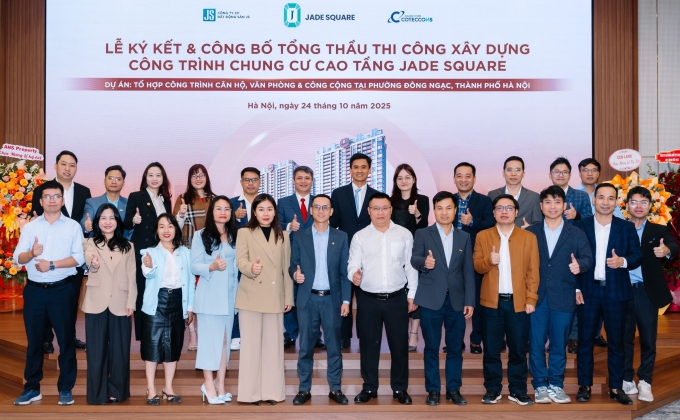 Đại diện chủ đầu tư, tổng thầu Coteccons và 11 đơn vị phân phối cùng các khách mời chụp ảnh lưu niệm. Ảnh: JS