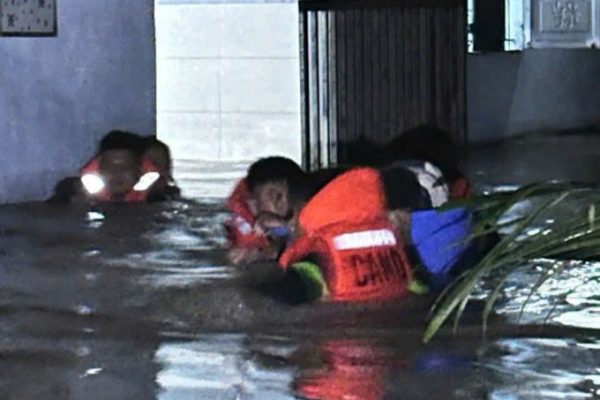TP HCM: Giải cứu 127 người khỏi vùng ngập lụt