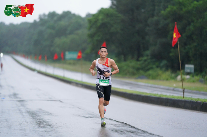 Runner Lê Hùng Cường trên đường chạy Tiền Phong Marathon 2025 tại Quảng Trị, nơi anh về top 3 nhóm tuổi 40-49 với thành tích 2 giờ 51 phút 12 giây. Ảnh: Tiền Phong Marathon